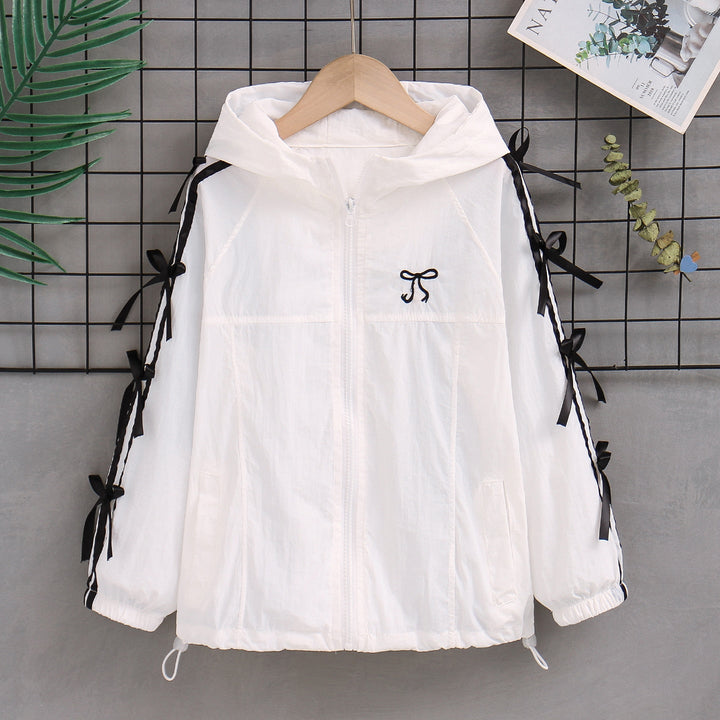 Damen nan transparente bestickte Kapuzenbluse mit Volantärmeln Echo Archiv
