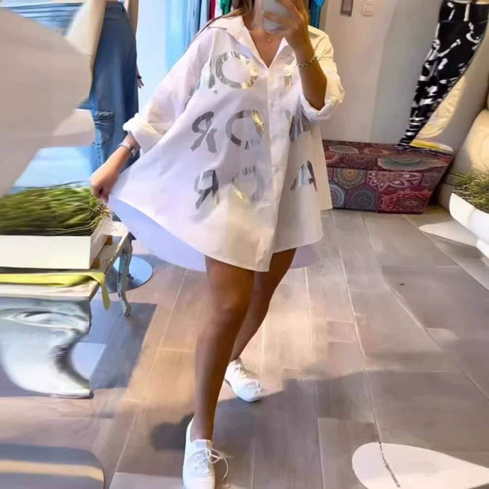 Damen nan oversized A-Linien Hemdkleid mit durchgehender Knopfleiste, Kragen und metallischem Buchstabenprint Echo Archiv