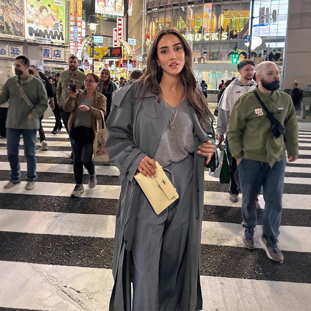 Damen Maxilanger Oversize-Trenchcoat aus softem Velours mit Schulterpatten und doppelreihiger Knopfleiste Echoarchiv