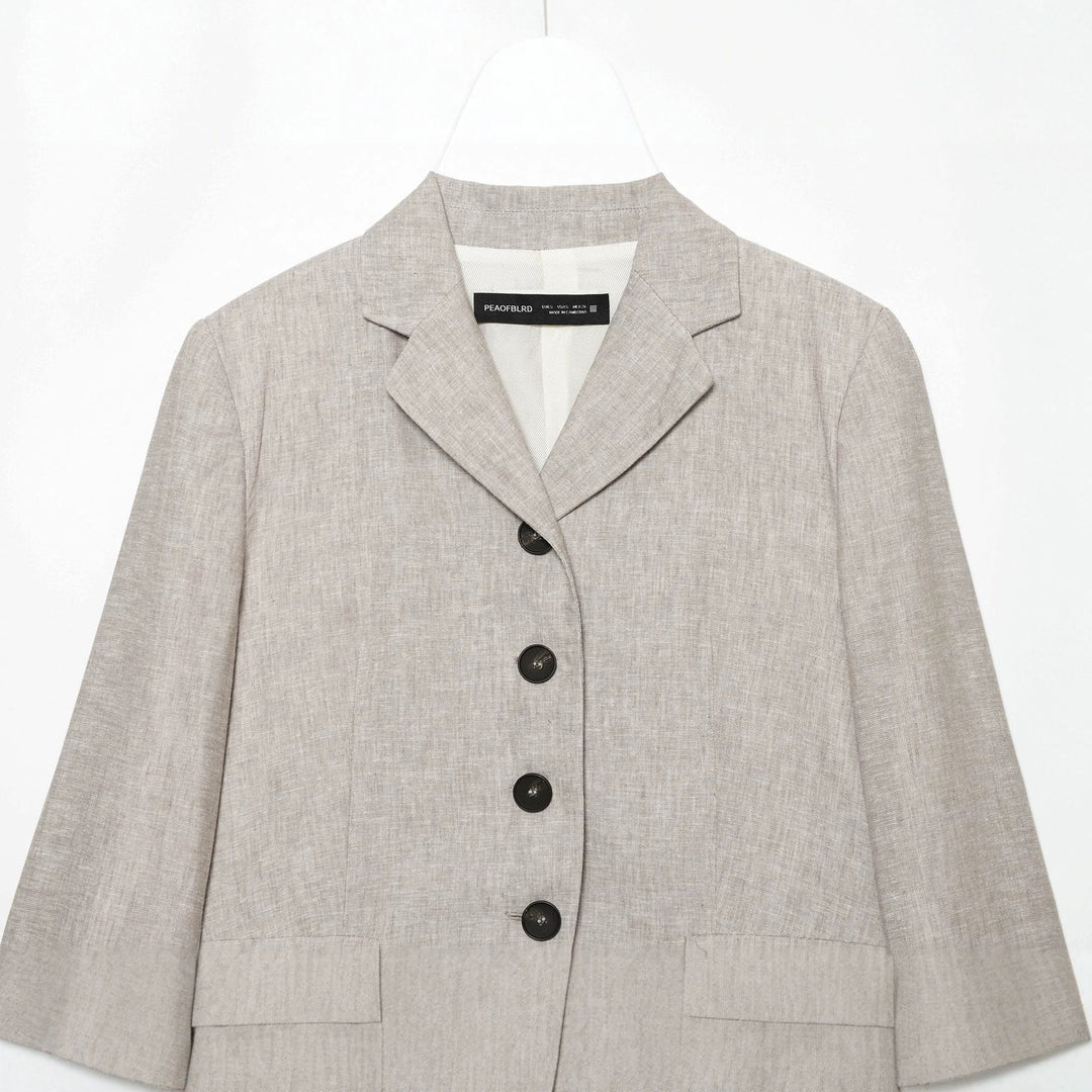 Damen cropped Leinenblazer mit fallendem Revers Mehrfachknopfleiste und aufgesetzten Pattentaschen – Célinea