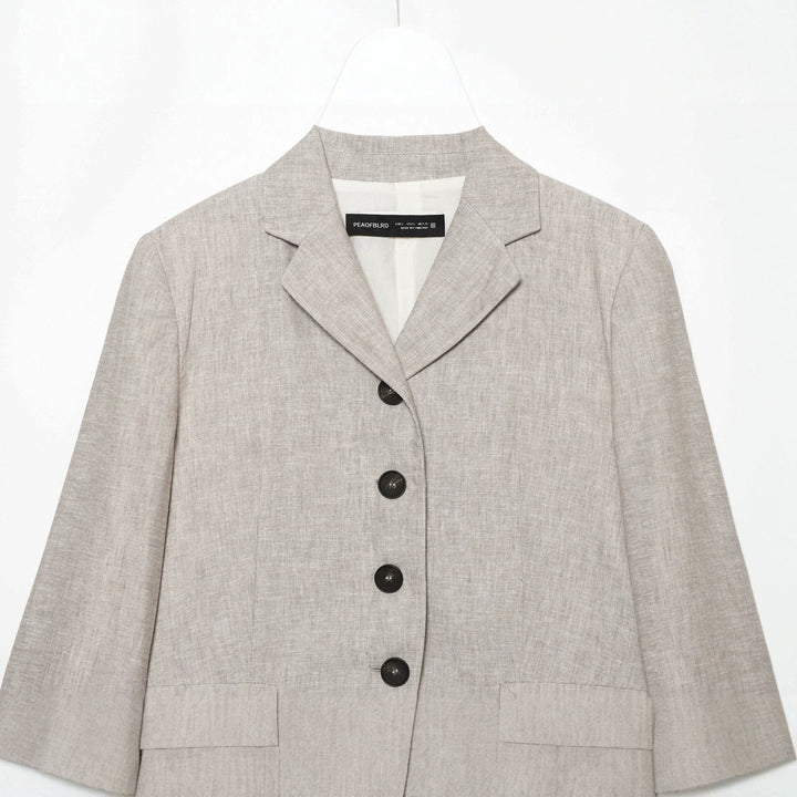 Damen cropped Leinenblazer mit fallendem Revers Mehrfachknopfleiste und aufgesetzten Pattentaschen – Célinea