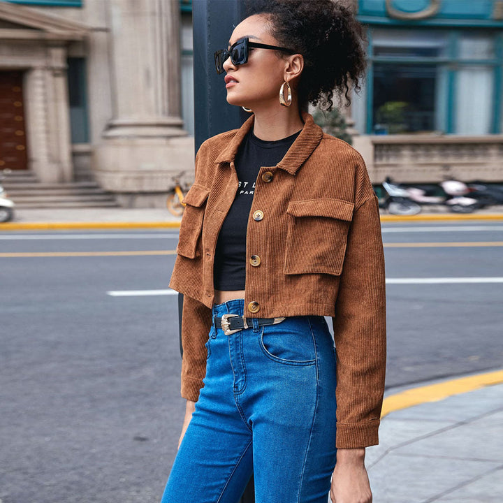 Damen cropped Cordjacke mit aufgesetzten Klappentaschen Hemdkragen und Knopfverschluss – Célinea