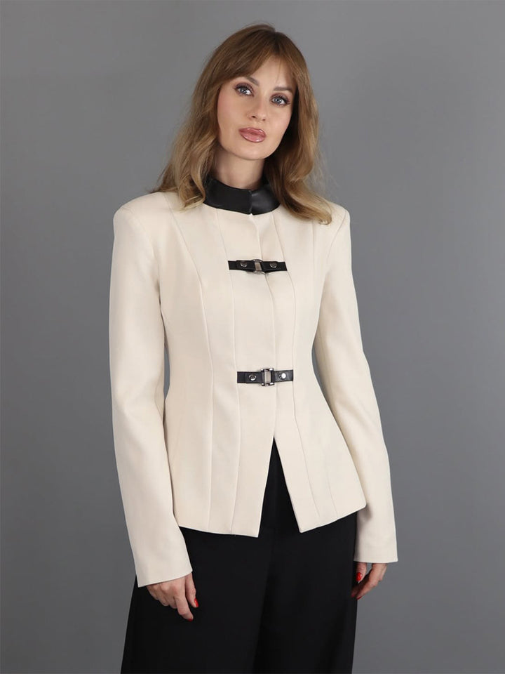 Damen Taillierter Blazer mit Stehkragen, Wiener Nähten und dekorativen Gurtverschlüssen Echoarchiv