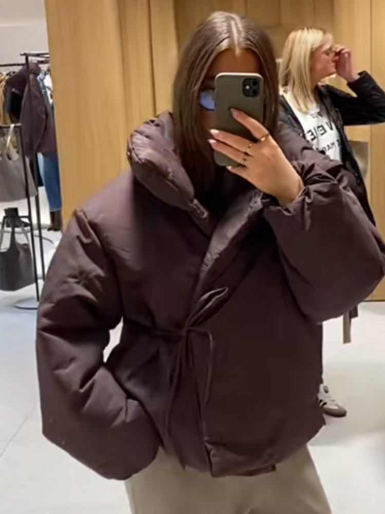 Damen Kurze wattierte Oversize-Pufferjacke mit Kapuze und Bindegürtel Echoarchiv