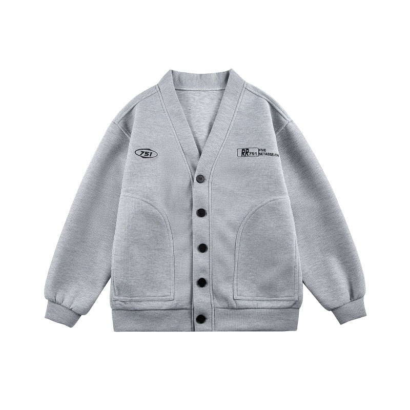 Unisex Boxy-Strickjacke im Waffelstrick mit V-Kragen, durchgehender Knopfleiste und aufgesetzten Rundtaschen Echoarchiv