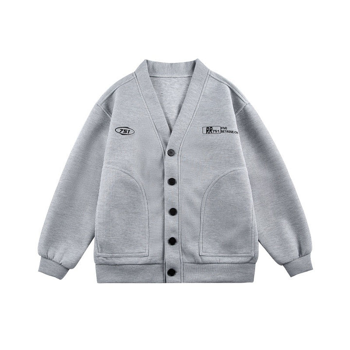 Unisex Boxy-Strickjacke im Waffelstrick mit V-Kragen, durchgehender Knopfleiste und aufgesetzten Rundtaschen Echoarchiv