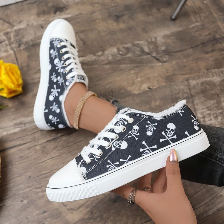 Damen lässiger Plateausneaker mit Totenkopf-Print, fransigem Canvasrand und verstärkter Zehenkappe Echo Archiv