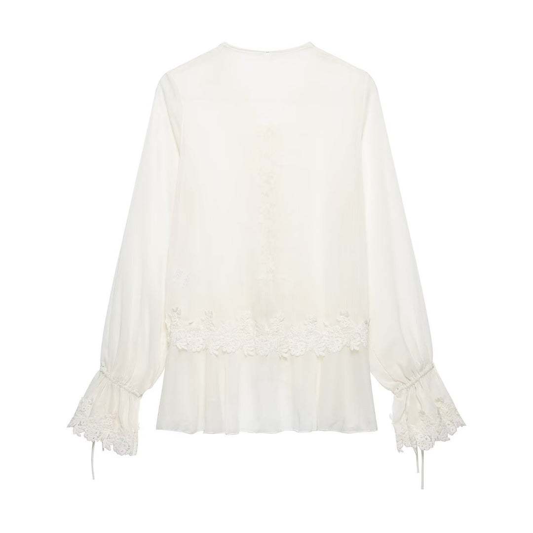 Damen Romantische Chiffonbluse mit Spitzenbesatz, V‑Ausschnitt und Volantstufen Echo Archiv