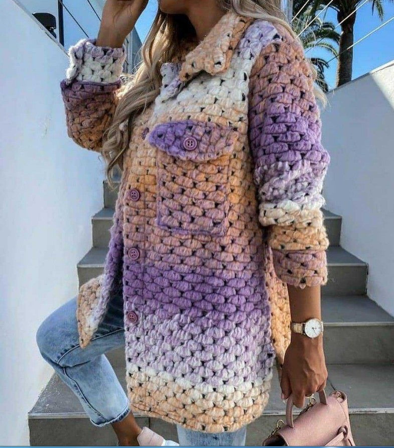 Damen Gehäkelte Oversize-Strickjacke mit Farbverlauf, Knopfleiste und aufgesetzten Taschen – Célinea