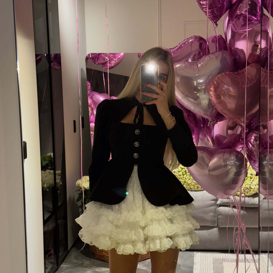 Damen Kleid im Zweiteiler‑Look mit Samtblazer‑Oberteil, Schleifenkragen und gestuftem Spitzenrock Echo Archiv