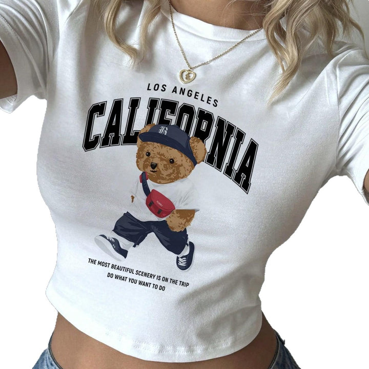 Damen Crop-T-Shirt mit verspieltem Bärenmotiv und modischem Schriftzug Echo Archiv