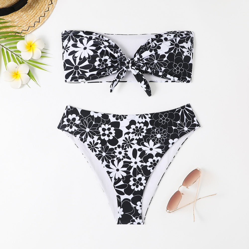 Damen Bandeau Bikini mit modischem Blumenmuster und verspieltem Knotendetail Echo Archiv