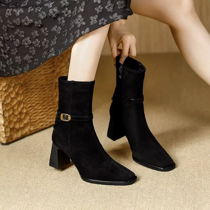 Damen elegante Veloursleder-Stiefelette mit mittlerem Blockabsatz und dekorativem Schnallenriemen – Varelle