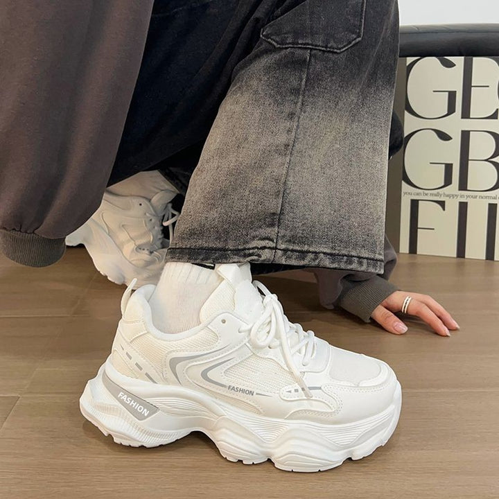 Damen Skulpturierte Wedgesneaker mit stufiger Plateausohle, atmungsaktivem Mesh und gepolstertem Komfortkragen – Névara