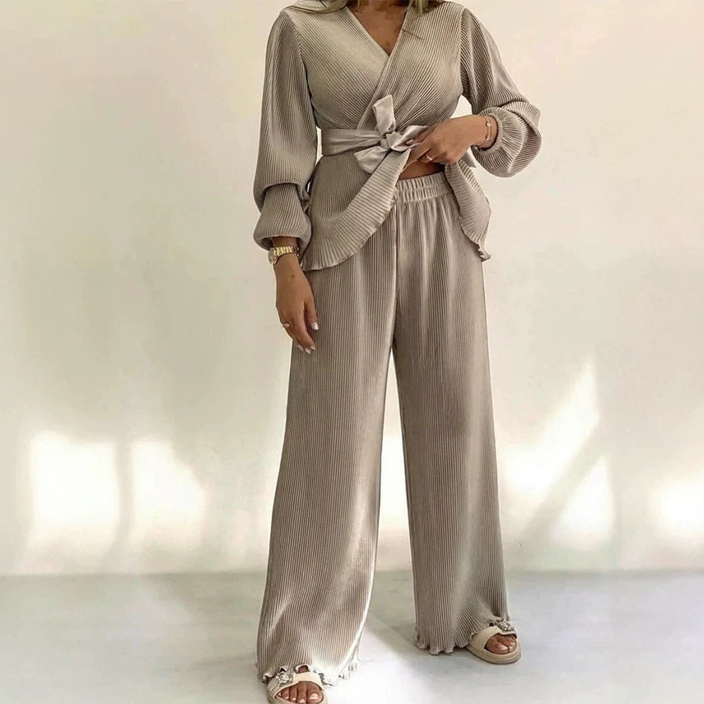 Damen Elegantes Plissee-Hosenanzug mit Bindegürtel Echo Archiv