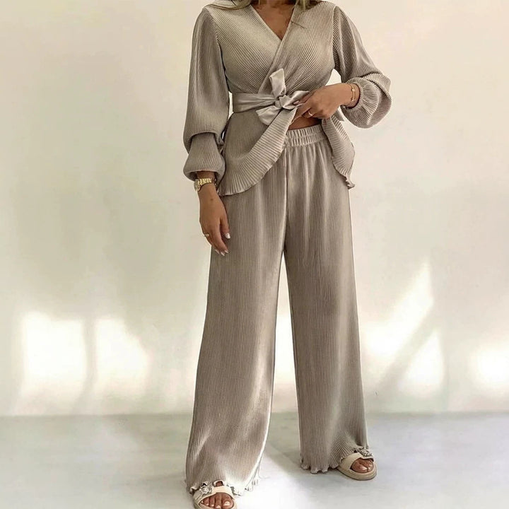 Damen Elegantes Plissee-Hosenanzug mit Bindegürtel Echo Archiv
