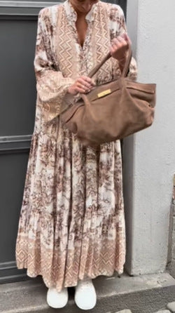 Damen nan Stufenmaxikleid mit Ethno-Bordüre, Stehkragen und weiten Glockenärmeln Echo Archiv