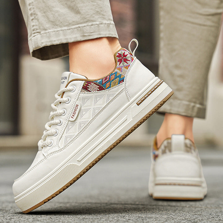 Damen Plateau-Sneaker mit Zierstickerei und gepolsterter Komfortsohle Echoarhiv – Névara