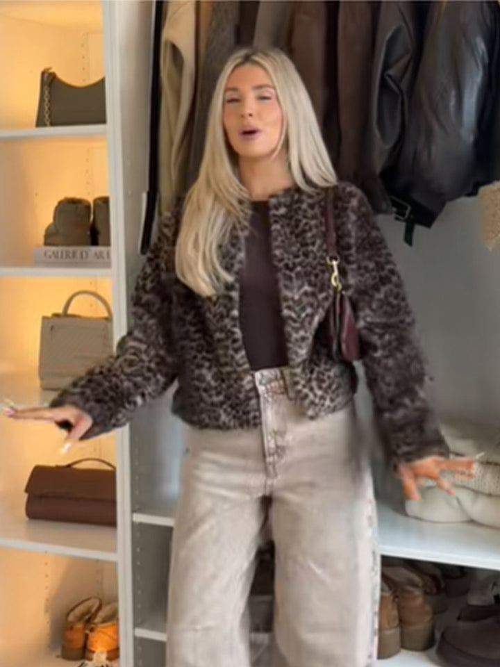 Damen Kurz geschnittener Kunstpelz-Blouson mit Leoprint und kastiger Silhouette Echoarchiv