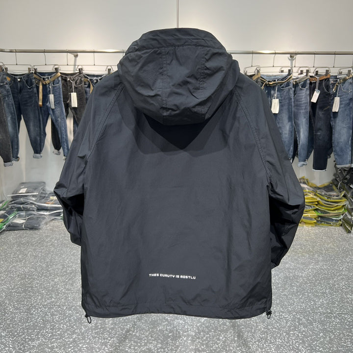 Herren funktionale Outdoor-Jacke mit hohem Kragen und praktischen Taschen Echoarchiv