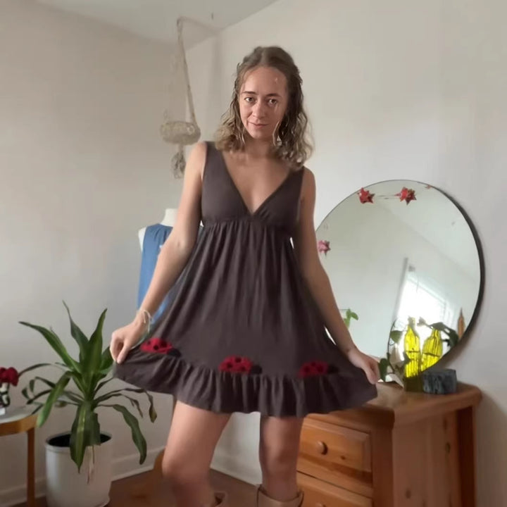 Damen nan ärmelloses Minikleid mit tiefem V‑Ausschnitt Unterbrustnaht und Volantsaum mit Marienkäfer‑Applikation Echo Archiv