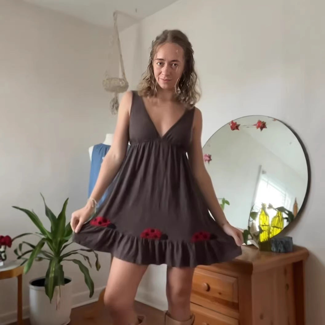 Damen nan kurzes Trägerkleid mit tiefem V-Ausschnitt, Empire-Taille und Marienkäfer-Stickerei Echo Archiv