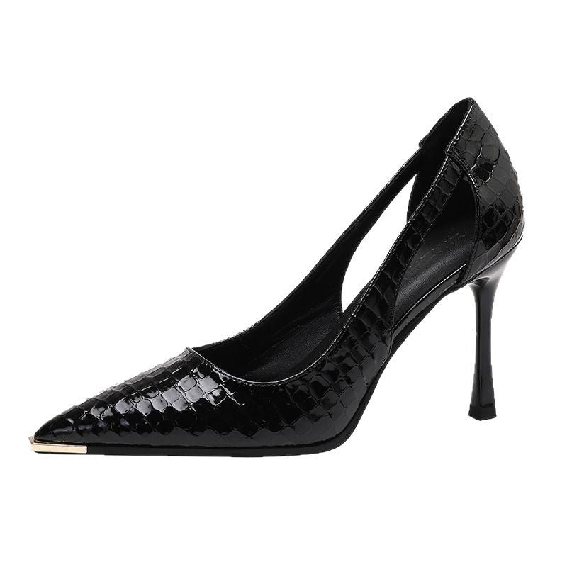 Damen Seitlich ausgeschnittene Lackpumps mit Krokoprägung und Metallkappe – Lioré