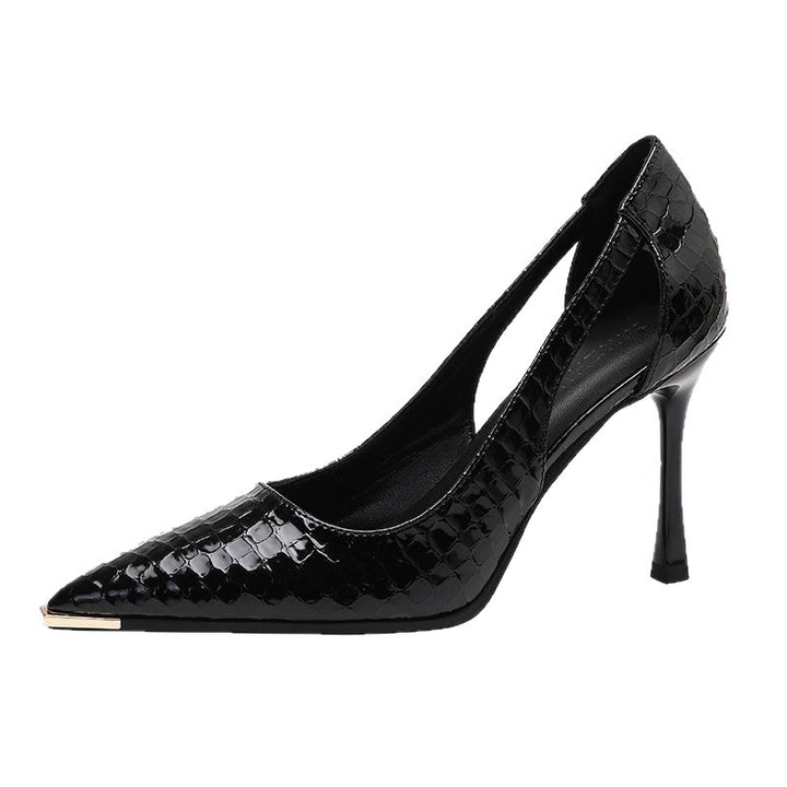 Damen Seitlich ausgeschnittene Lackpumps mit Krokoprägung und Metallkappe – Lioré