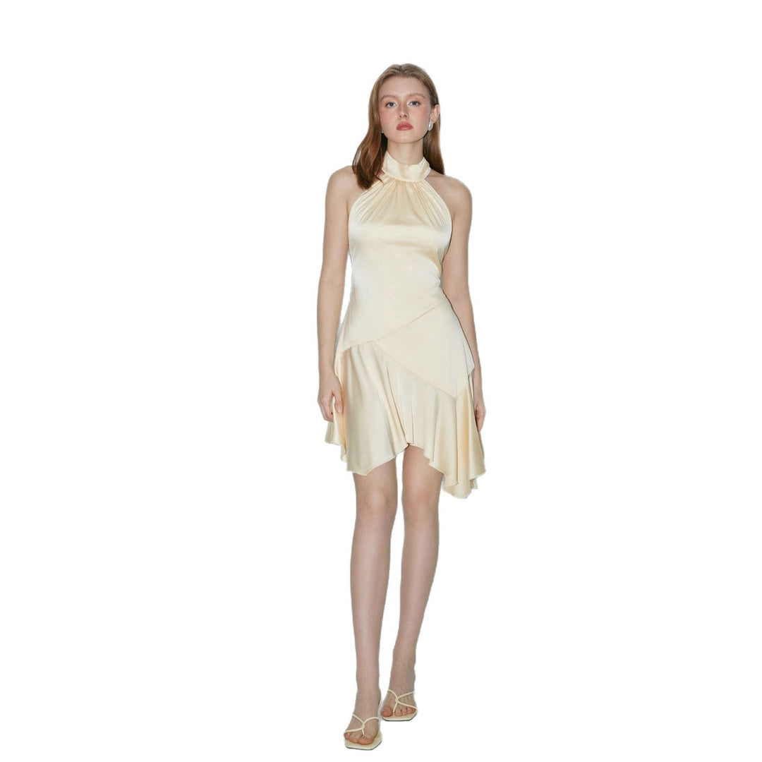 Damen elegantes Abendkleid mit asymmetrischem Schnitt und schimmerndem Material Echo Archiv