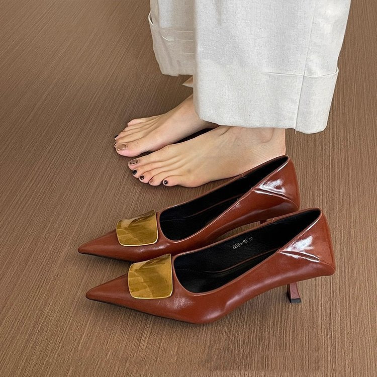 Damen Spitz zulaufende Lack‑Pumps mit niedrigem Kitten‑Absatz und dekorativer Metallapplikation – Lioré