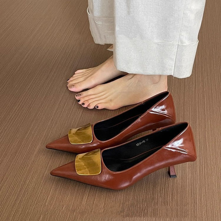Damen Spitz zulaufende Lack‑Pumps mit niedrigem Kitten‑Absatz und dekorativer Metallapplikation – Lioré