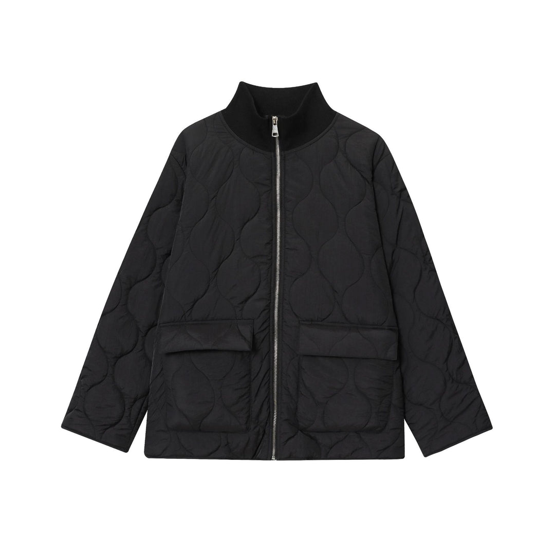 Damen leichte Steppjacke mit runder Steppung, hohem Rippkragen und aufgesetzten Klappentaschen – Célinea