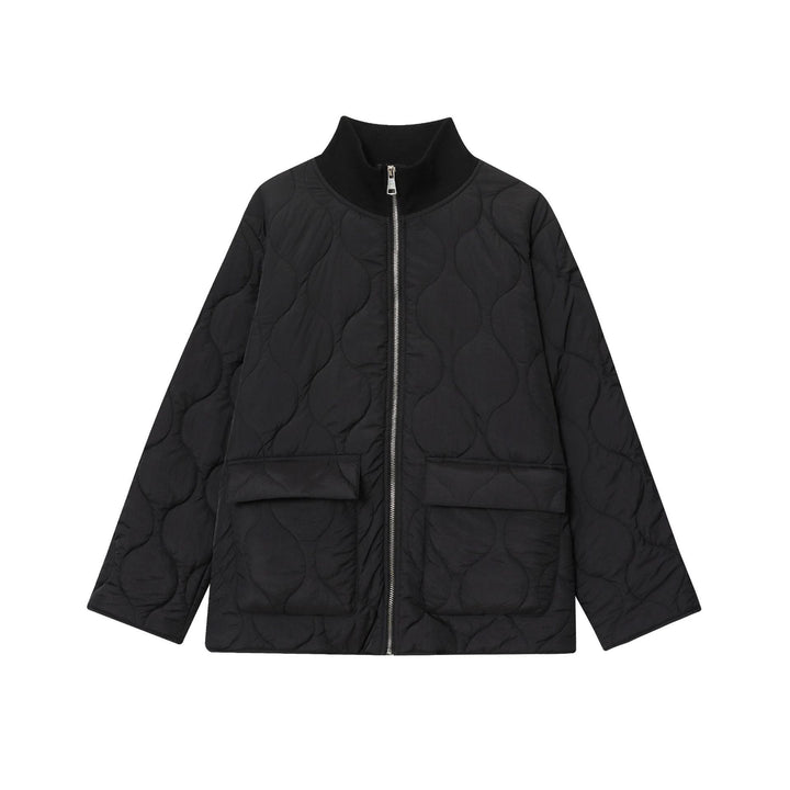 Damen leichte Steppjacke mit runder Steppung, hohem Rippkragen und aufgesetzten Klappentaschen – Célinea