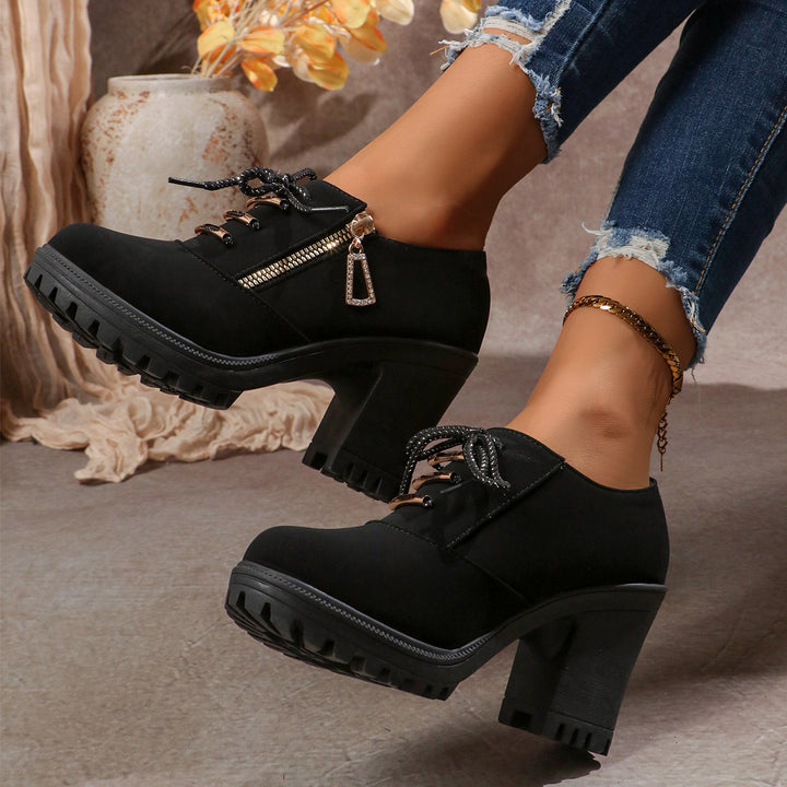 Damen nan elegante Schnür-Booties mit robustem Profilabsatz, seitlichem Reißverschluss und dekorativem Anhänger Echo Archiv