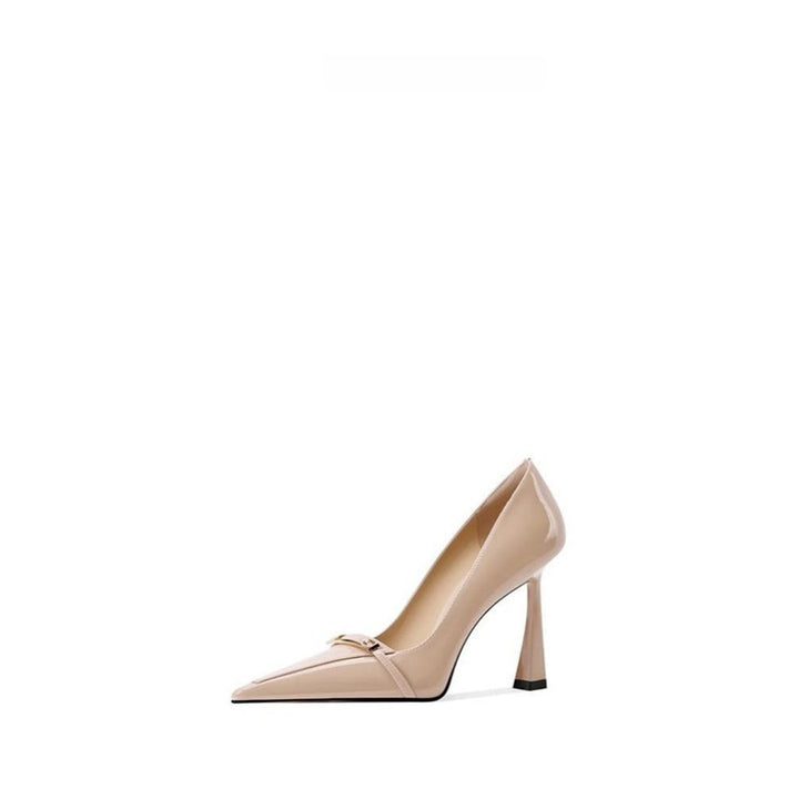 Damen Spitz zulaufende Lack‑Pumps mit skulptiertem Fersenprofil und Schmuckspange – Lioré