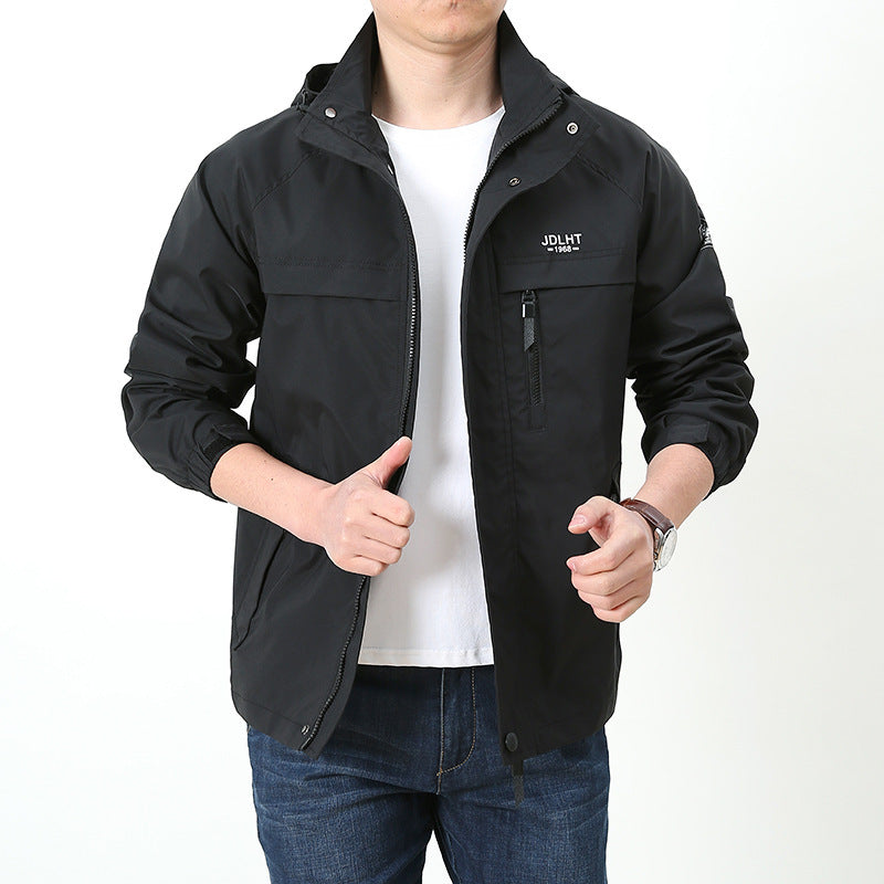 Herren Atmungsaktive Übergangs-Softshelljacke im Field‑Stil mit verdeckter Kapuze und Reißverschluss‑Brusttasche Echoarchiv
