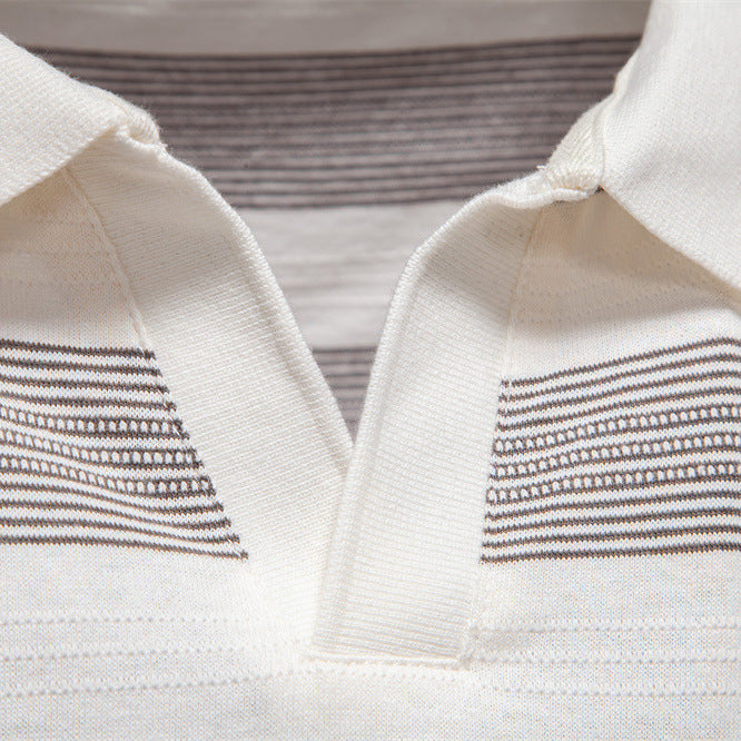 Herren Polo-Shirt mit stylischem V-Ausschnitt und modernem Streifenmuster Echoarchiv