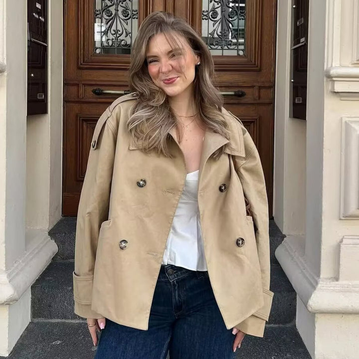 Damen nan kurz geschnittener doppelreihiger Trenchcoat mit Schulterpatten und aufgesetzten Klappentaschen Echo Archiv