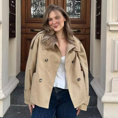 Damen nan kurz geschnittener doppelreihiger Trenchcoat mit Schulterpatten und aufgesetzten Klappentaschen Echo Archiv