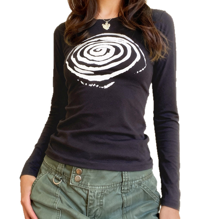 Damen Enganliegendes Langarmshirt mit künstlerischem Spiraldruck – Avérine