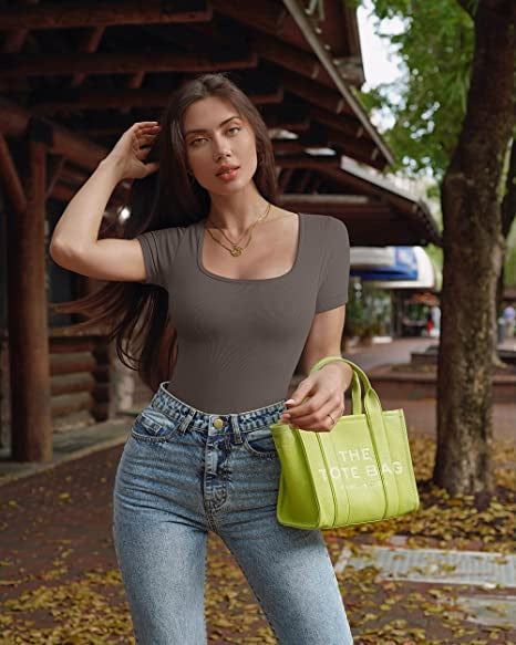 Damen Figurbetonender Body mit weitem Ausschnitt Echo Archiv