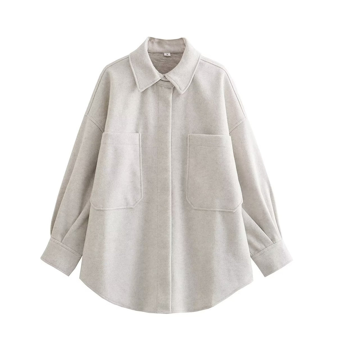 Damen kastige Hemdjacke im Oversize Cut mit großen aufgesetzten Taschen und abgerundetem Saum – Célinea