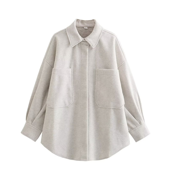 Damen kastige Hemdjacke im Oversize Cut mit großen aufgesetzten Taschen und abgerundetem Saum – Célinea