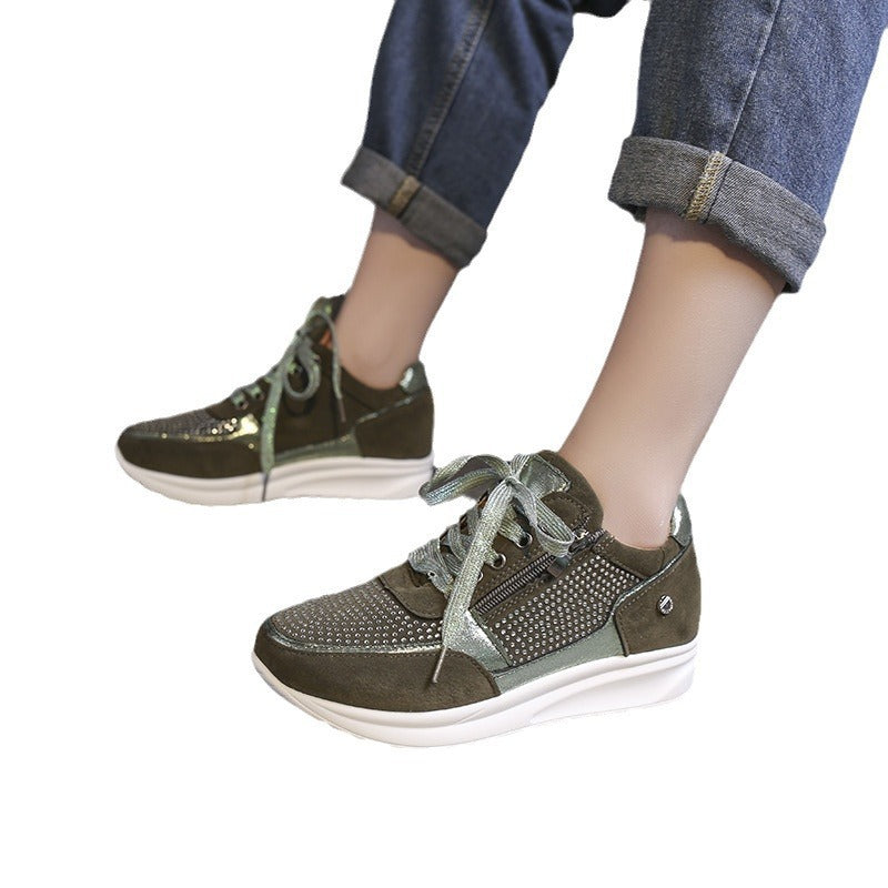 Damen Sneaker mit Keilsohle, Reißverschluss und Metallic-Details – Névara