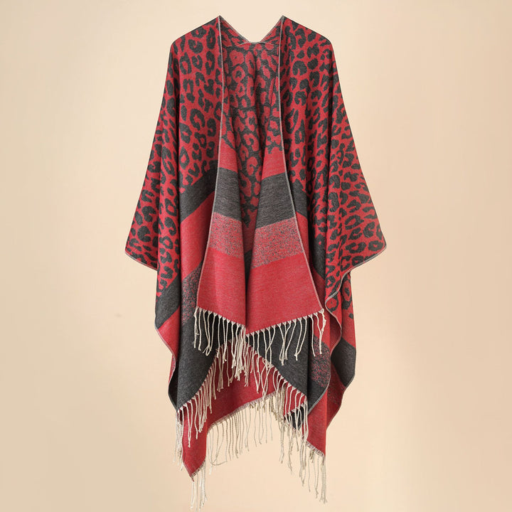 Damen Oversize-Ruana mit Leo-Jacquard, Fransen und weichem Wollmix Echo Archiv