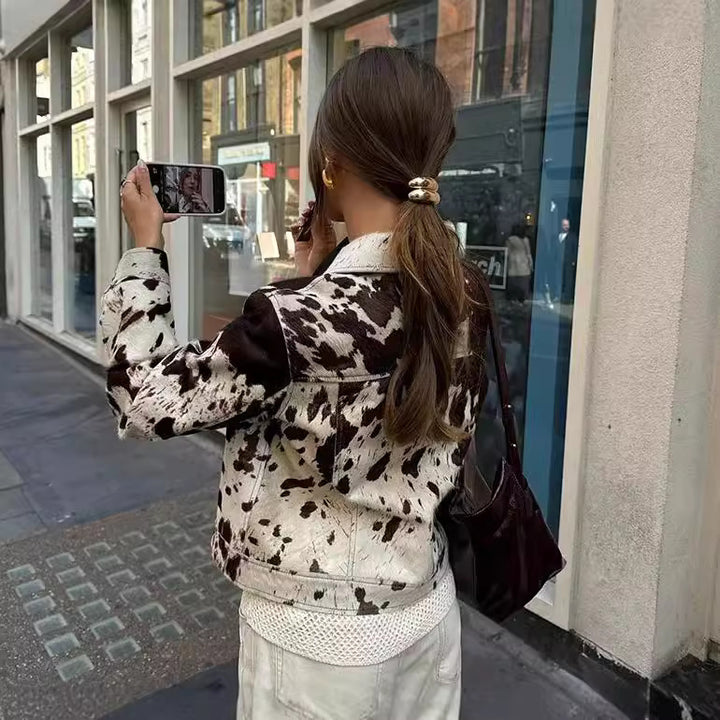 Damen 500+ kurz geschnittene Jacke im Kuhfell‑Look mit Hemdkragen und Pattentaschen Echo Archiv