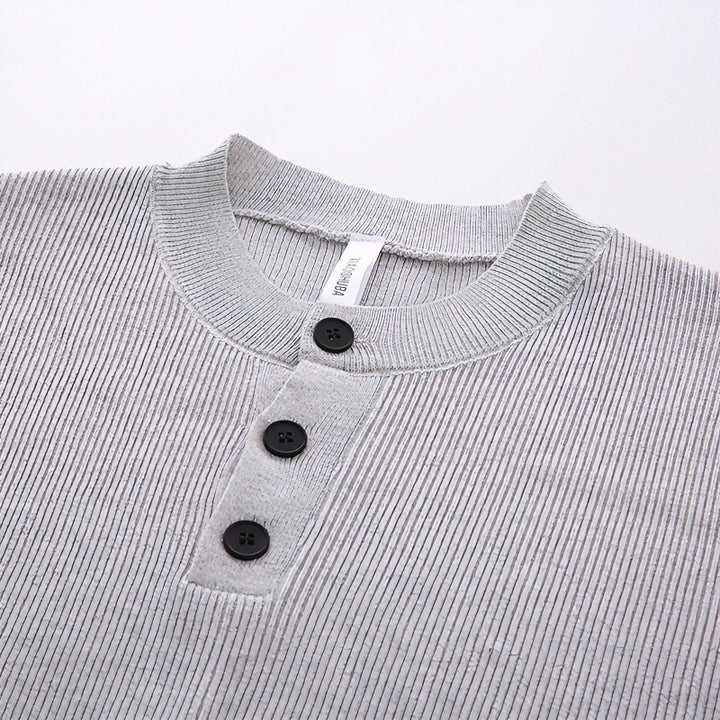 Unisex Oversized Rippen-Henley-Pullover mit verlängertem Rückensaum und 3-Knopf-Leiste Echoarchiv