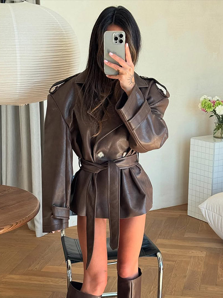 Damen Kurzjacke aus Lederimitat mit Taillengürtel und Oversize‑Schulterpartie Echoarchiv