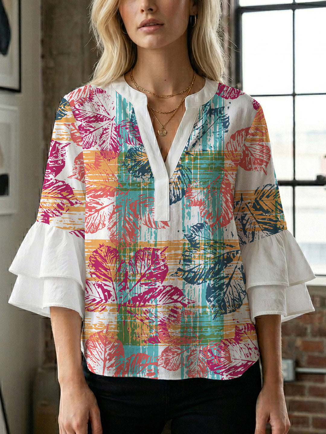 Damen Bluse mit voluminösen Flügelärmel und intensivem Blattmuster Echo Archiv