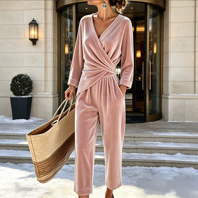 Damen Samt-Jumpsuit mit Wickeloberteil, taillierter Drapierung und weitem knöchellangem Bein Echoarchiv